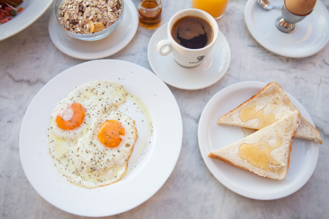 En Plo Breakfast Eggs and Toast